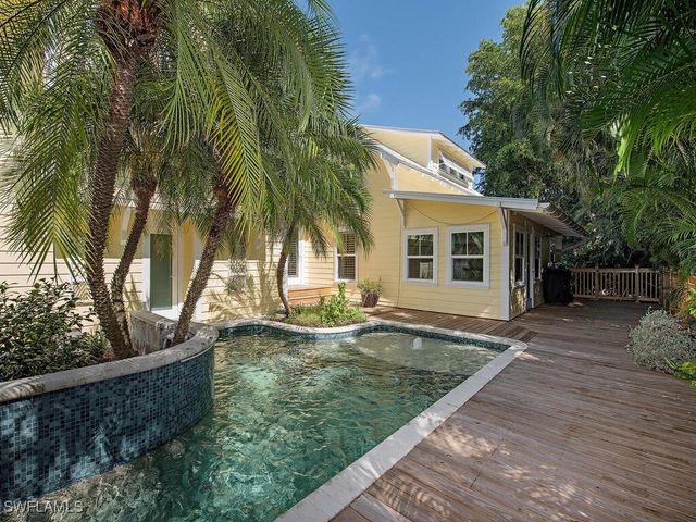 680 8th AVE S, Naples, FL 34102