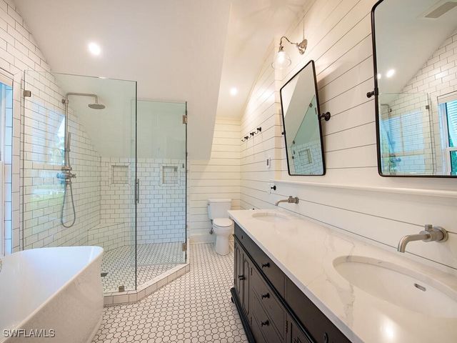 680 8th AVE S, Naples, FL 34102