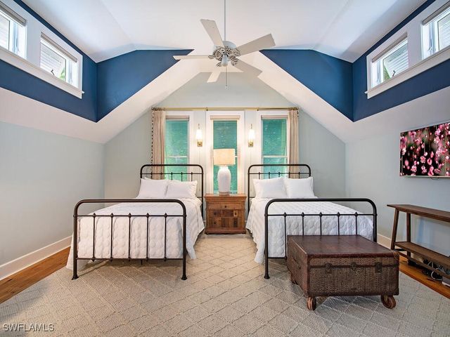 680 8th AVE S, Naples, FL 34102