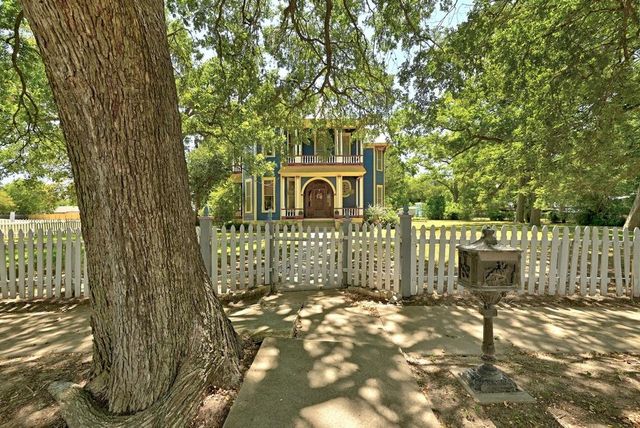 624 Saint Louis ST, Gonzales, TX 78629