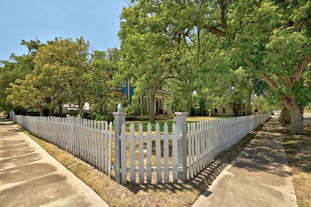 624 Saint Louis ST, Gonzales, TX 78629
