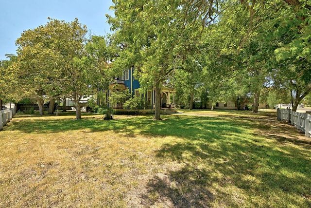 624 Saint Louis ST, Gonzales, TX 78629