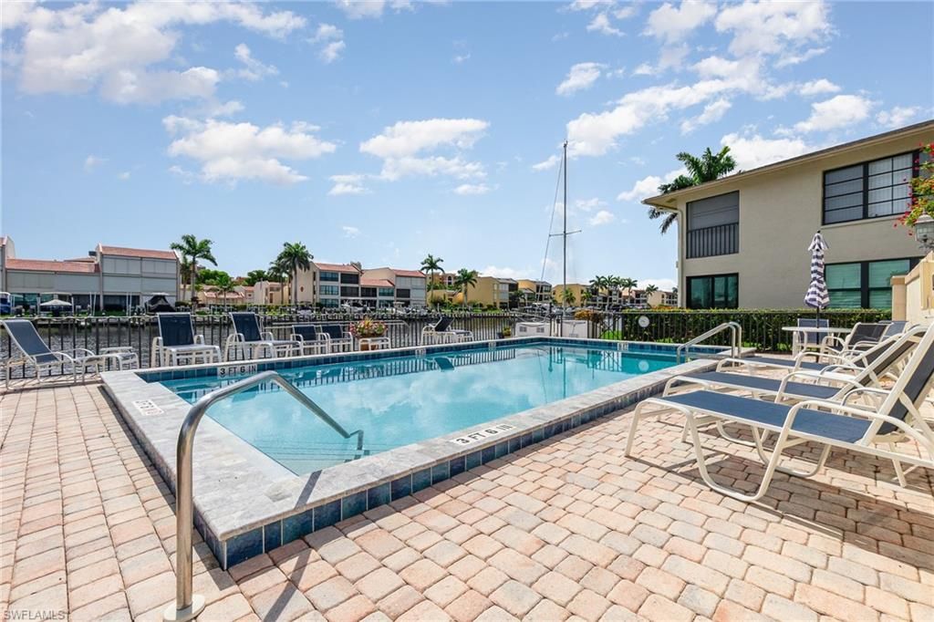 Image 25 of property listing at 4001 SE 19th PL 1, Cape Coral, FL 33904