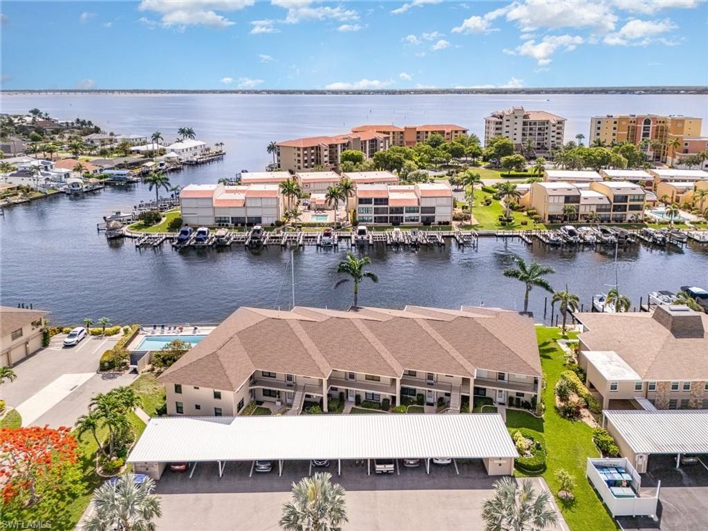 Image 27 of property listing at 4001 SE 19th PL 1, Cape Coral, FL 33904