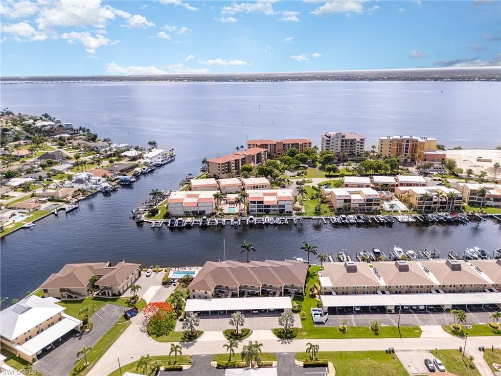 Image 28 of property listing at 4001 SE 19th PL 1, Cape Coral, FL 33904