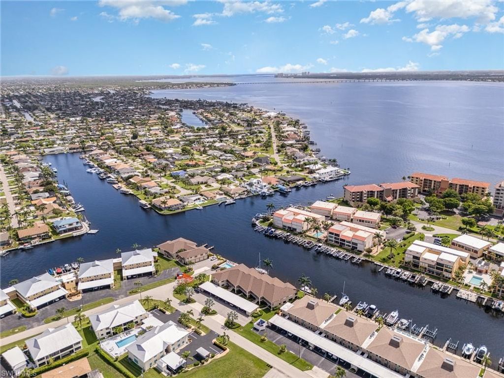 Image 29 of property listing at 4001 SE 19th PL 1, Cape Coral, FL 33904