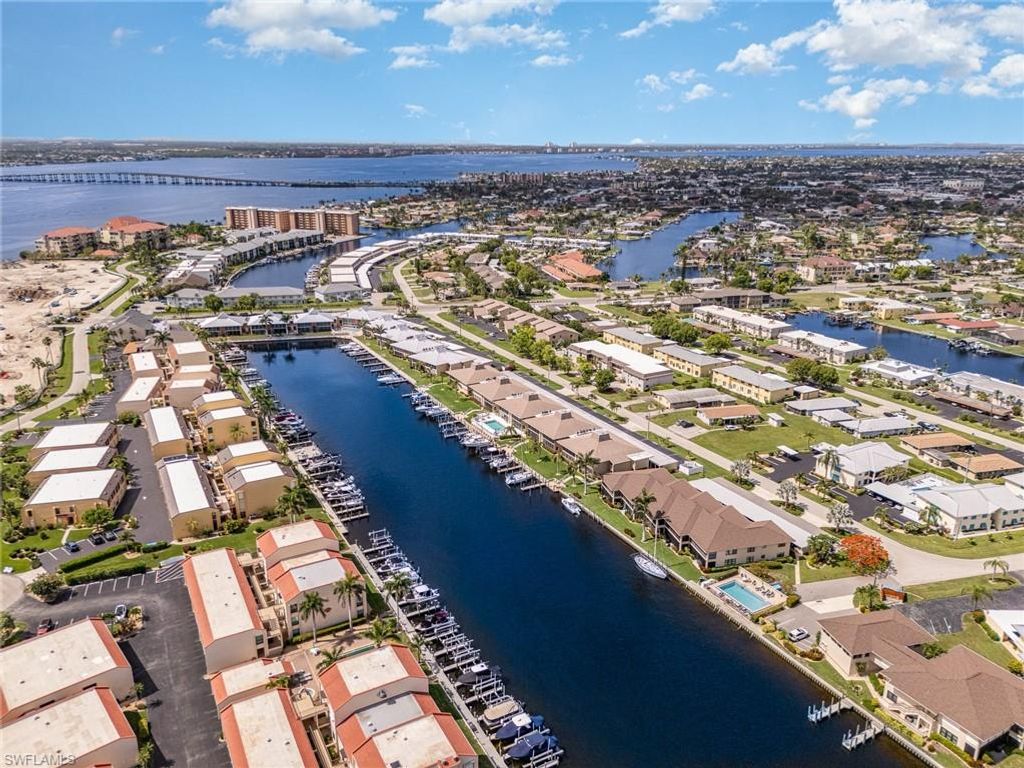 Image 31 of property listing at 4001 SE 19th PL 1, Cape Coral, FL 33904