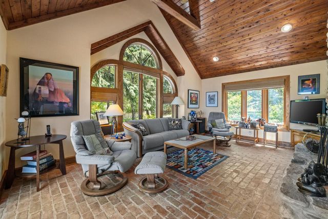 904 W Labelle AVENUE, Oconomowoc, WI 53066