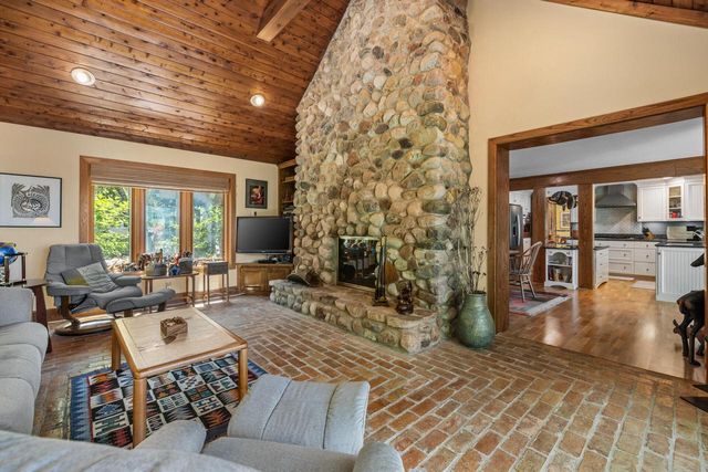 904 W Labelle AVENUE, Oconomowoc, WI 53066