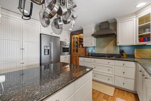 904 W Labelle AVENUE, Oconomowoc, WI 53066