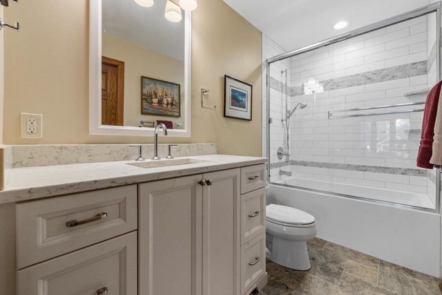 904 W Labelle AVENUE, Oconomowoc, WI 53066