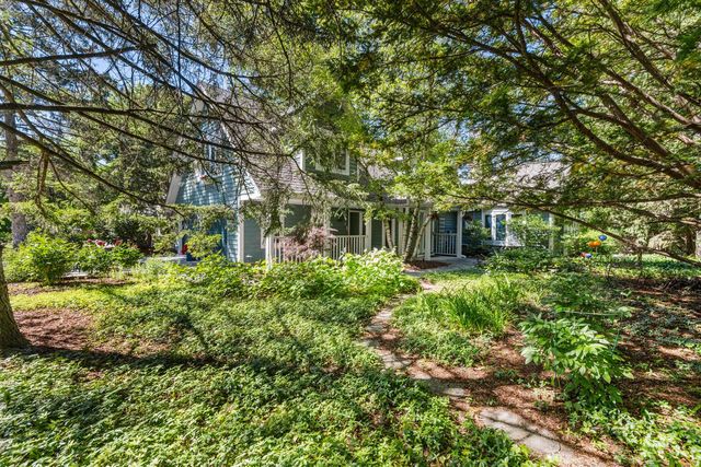904 W Labelle AVENUE, Oconomowoc, WI 53066