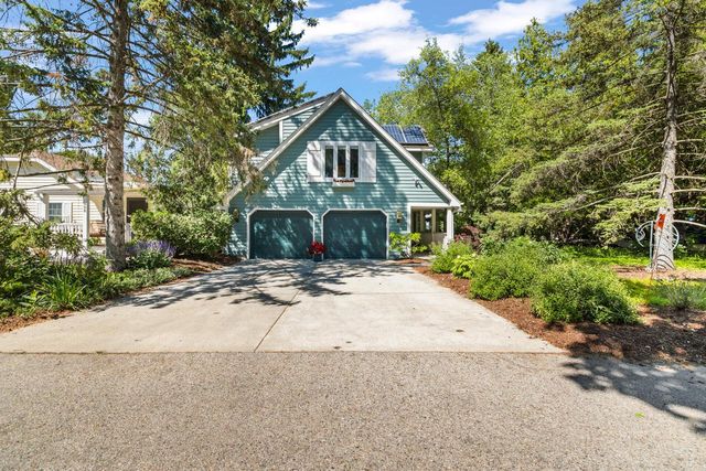 904 W Labelle AVENUE, Oconomowoc, WI 53066