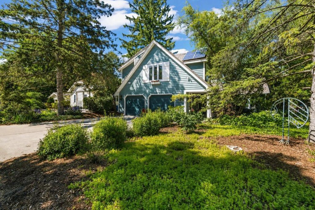 904 W Labelle AVENUE, Oconomowoc, WI 53066