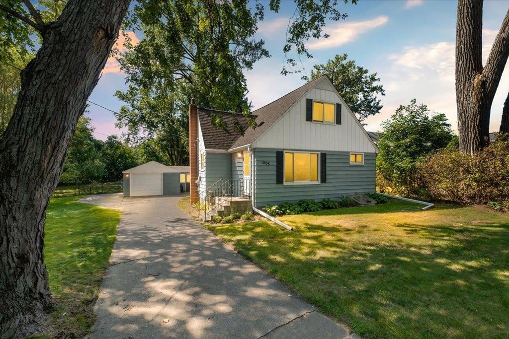 1008 Burke Avenue W, Roseville, MN 55113