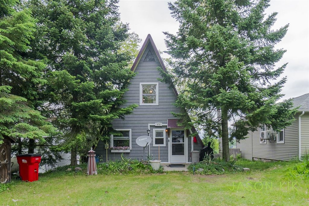 679 W Lincoln Avenue, White Cloud, MI 49349