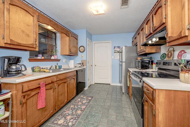 2713 N 6th Street, Ocean Springs, MS 39564