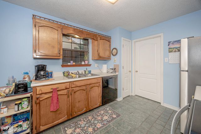 2713 N 6th Street, Ocean Springs, MS 39564