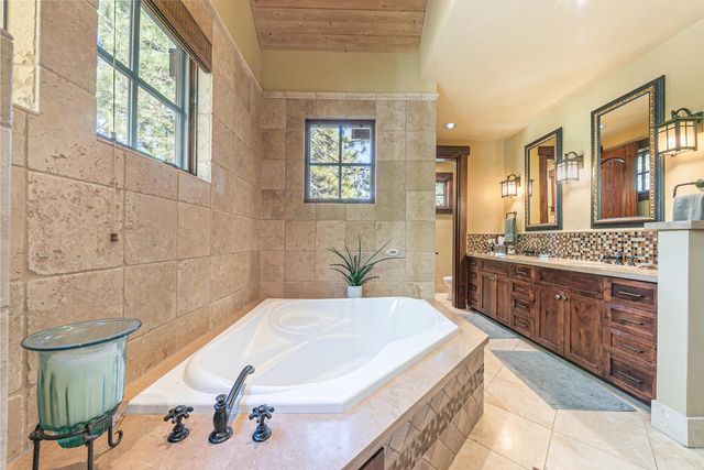 8250 Lahontan Drive, Truckee, CA 96161