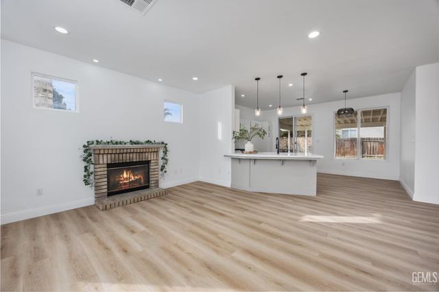 8510 Mainsail Drive, Bakersfield, CA 93312