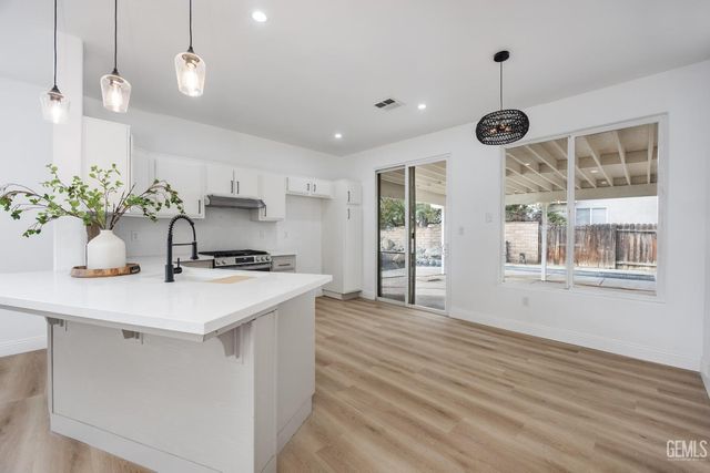 8510 Mainsail Drive, Bakersfield, CA 93312