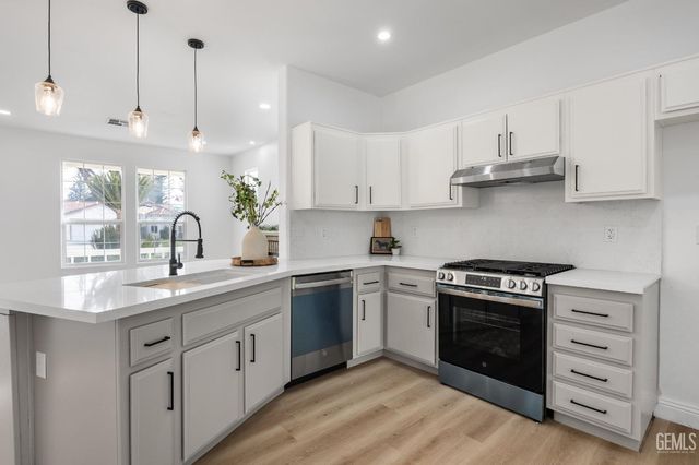 8510 Mainsail Drive, Bakersfield, CA 93312