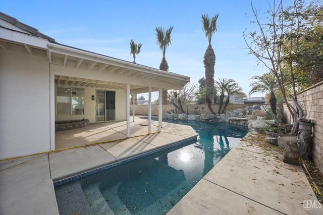 8510 Mainsail Drive, Bakersfield, CA 93312