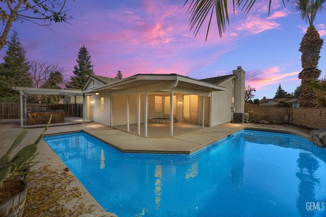 8510 Mainsail Drive, Bakersfield, CA 93312