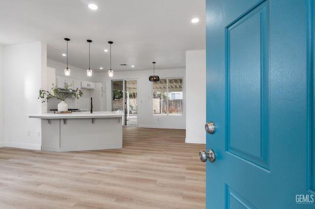 8510 Mainsail Drive, Bakersfield, CA 93312