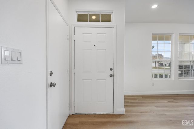 8510 Mainsail Drive, Bakersfield, CA 93312