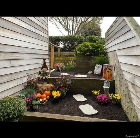 207 Fox Hill Drive, Baiting Hollow, NY 11933