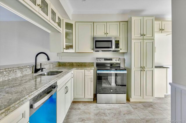 207 Fox Hill Drive, Baiting Hollow, NY 11933