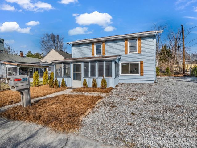 609 Edgewood Avenue, Hendersonville, NC 28792