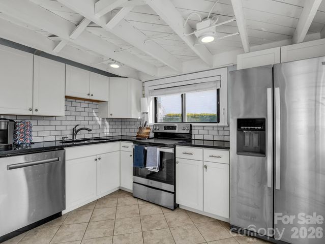 609 Edgewood Avenue, Hendersonville, NC 28792