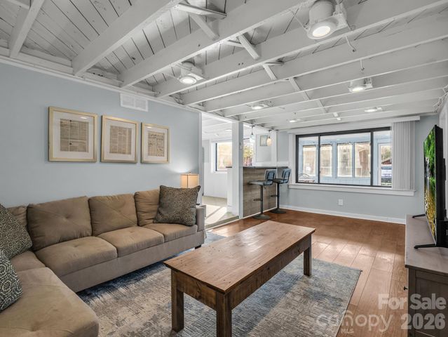 609 Edgewood Avenue, Hendersonville, NC 28792