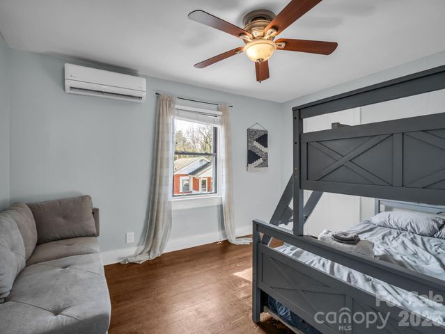 609 Edgewood Avenue, Hendersonville, NC 28792