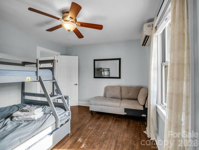 609 Edgewood Avenue, Hendersonville, NC 28792