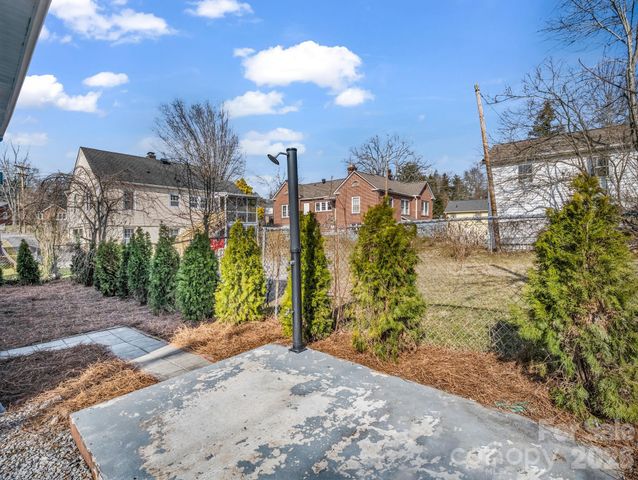 609 Edgewood Avenue, Hendersonville, NC 28792