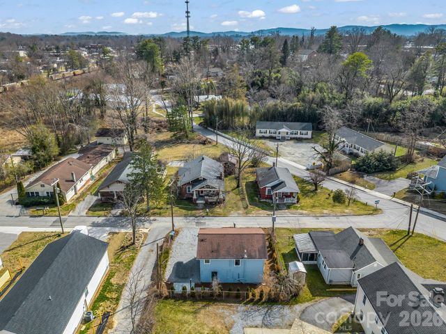 609 Edgewood Avenue, Hendersonville, NC 28792