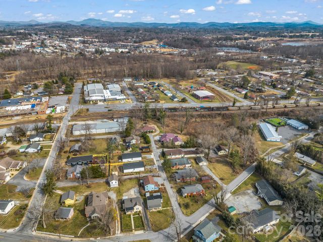 609 Edgewood Avenue, Hendersonville, NC 28792