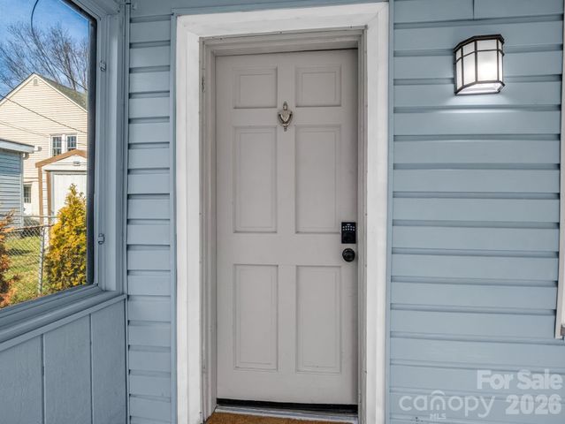 609 Edgewood Avenue, Hendersonville, NC 28792