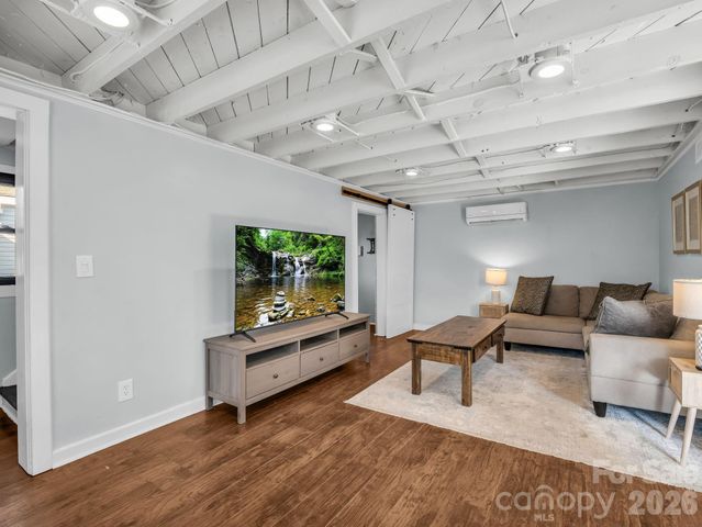 609 Edgewood Avenue, Hendersonville, NC 28792