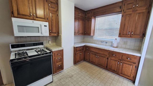 2027 W Acacia St, Stockton, CA 95203