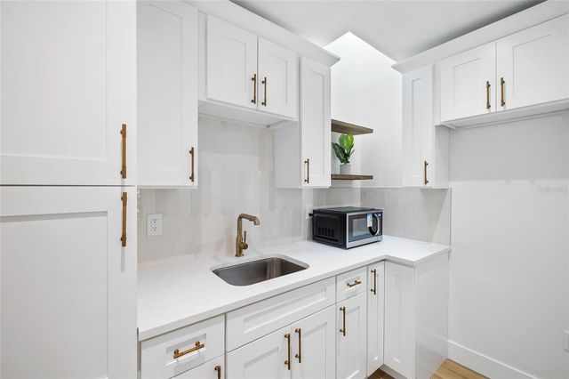 512 CRYSTAL GROVE BOULEVARD, Lutz, FL 33548