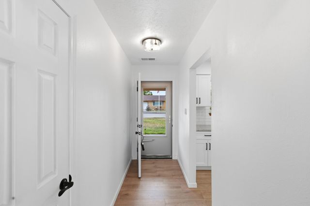 1670 Murray Loop, Bosque Farms, NM 87068