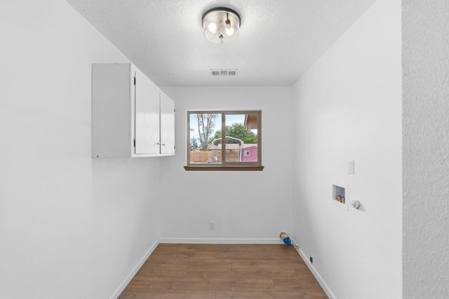 1670 Murray Loop, Bosque Farms, NM 87068