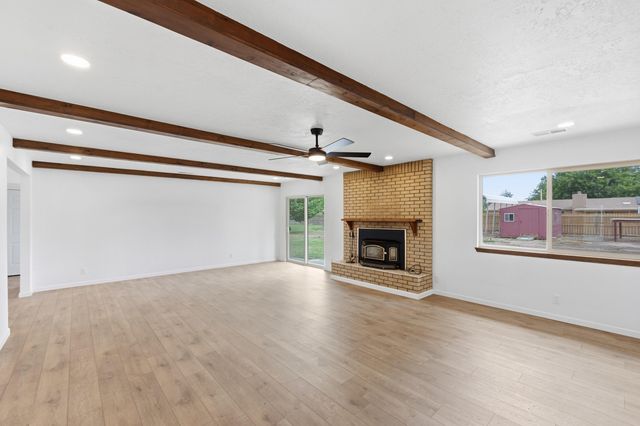 1670 Murray Loop, Bosque Farms, NM 87068