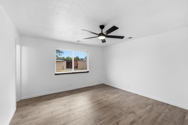 1670 Murray Loop, Bosque Farms, NM 87068