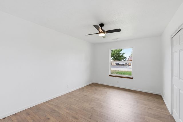 1670 Murray Loop, Bosque Farms, NM 87068