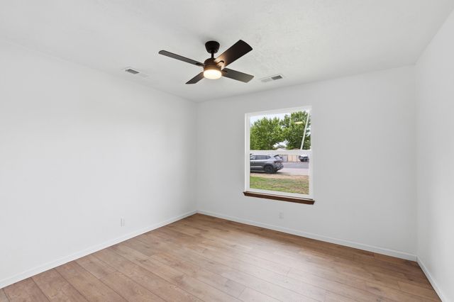 1670 Murray Loop, Bosque Farms, NM 87068
